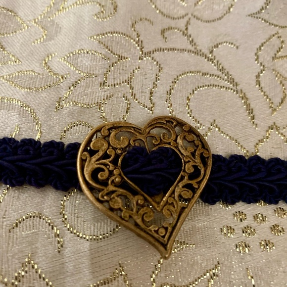 VTG 80s RARE/HARD-To-Find Black Fabric Choker Necklace w/Burnished Heart Charm - Picture 3 of 7